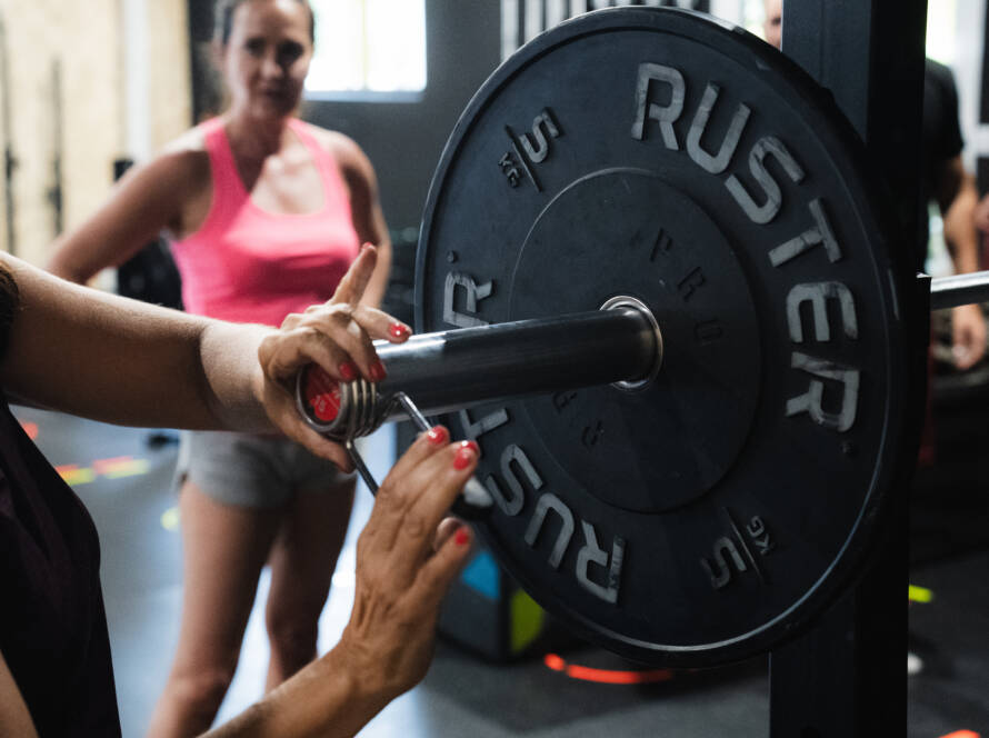 persona entrenando fuerza para perder grasa