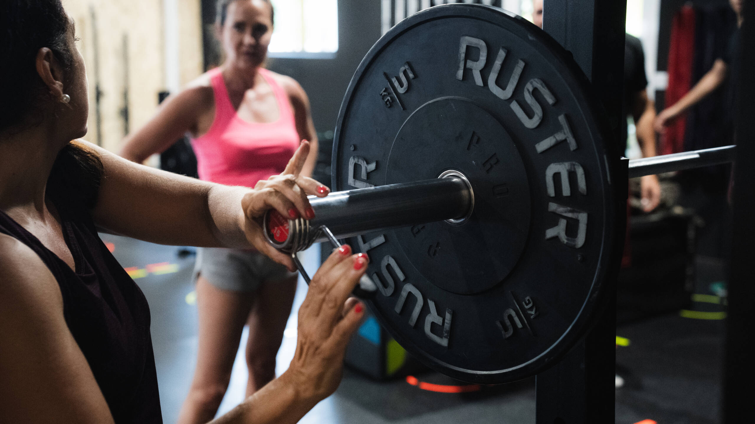 persona entrenando fuerza para perder grasa