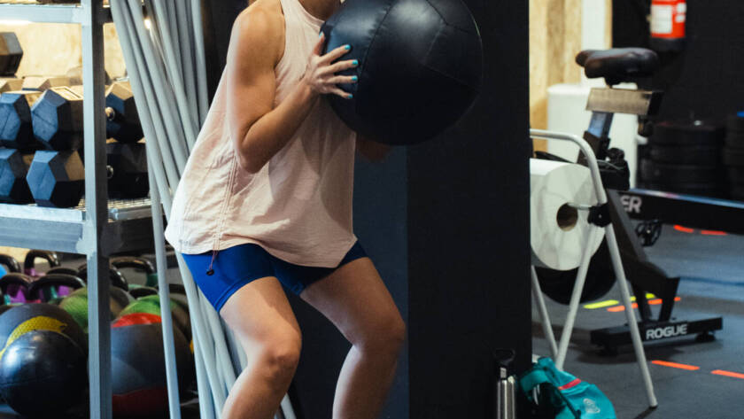 persona entrenando fuerza en gimnasio Alicante