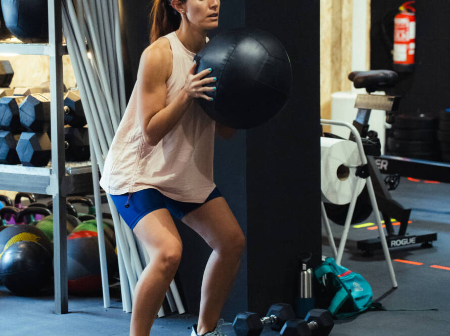persona entrenando fuerza en gimnasio Alicante