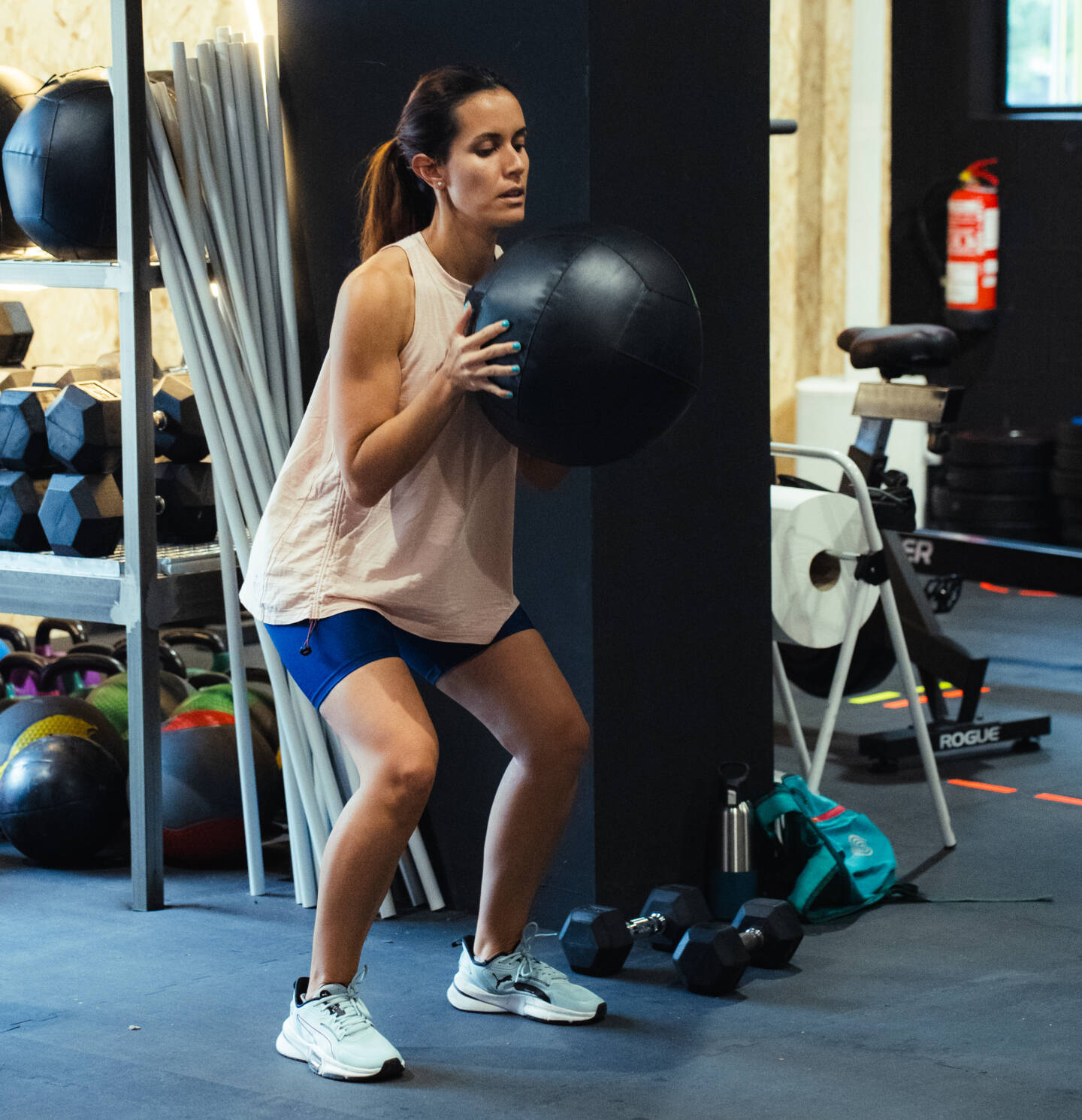 persona entrenando fuerza en gimnasio Alicante