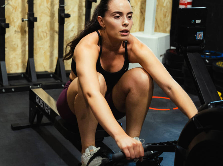 entrenador corrigiendo técnica en gimnasio PAU 5