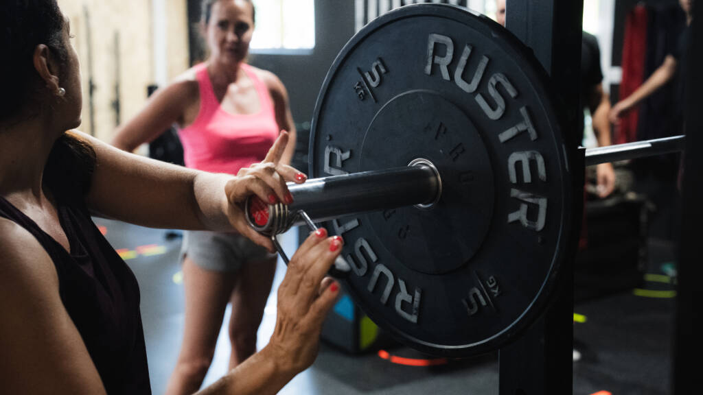 grupo de personas realizando ejercicios funcionales con kettlebell Alicante