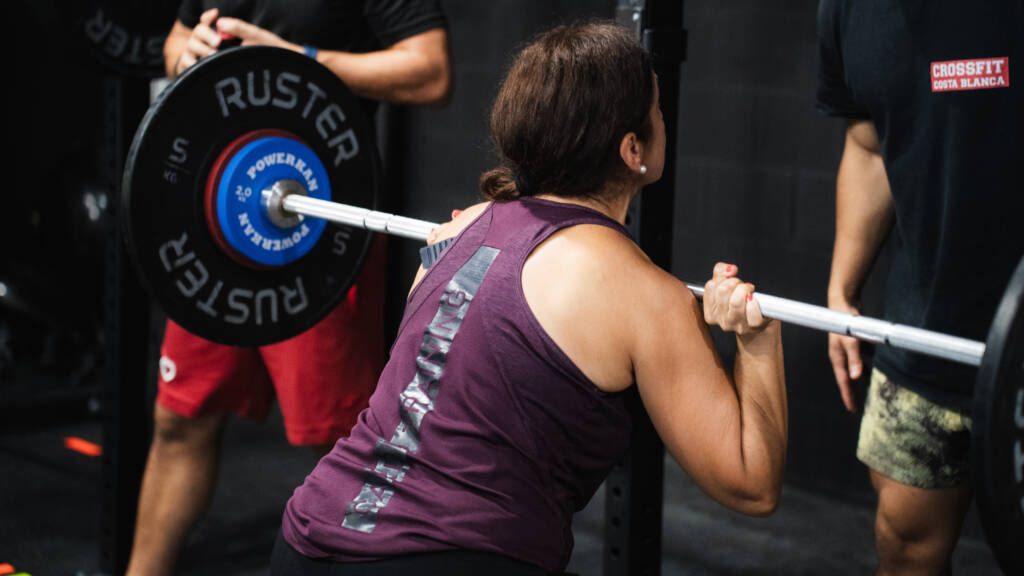 Persona realizando sentadilla en FitnessCostaBlanca en Alicante