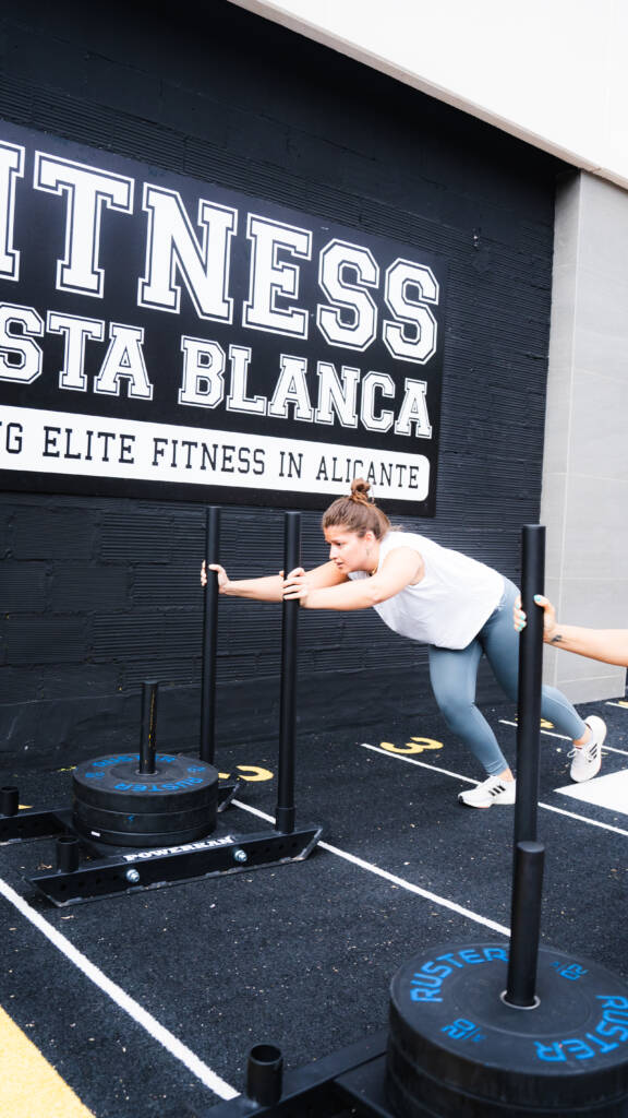 atleta completando empuje en entrenamiento Hyrox Fitness Costa Blanca