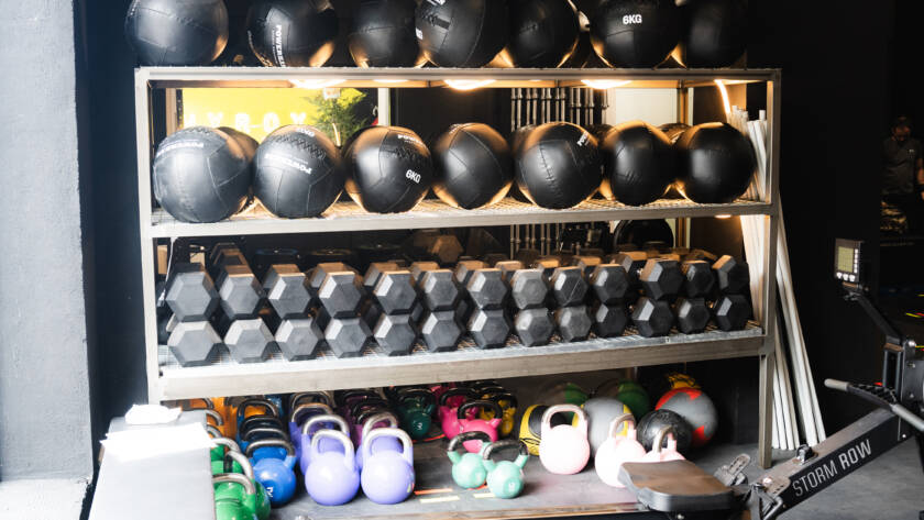 material específico hyrox kettlebells sacos de arena wall ball Fitness Costa Blanca